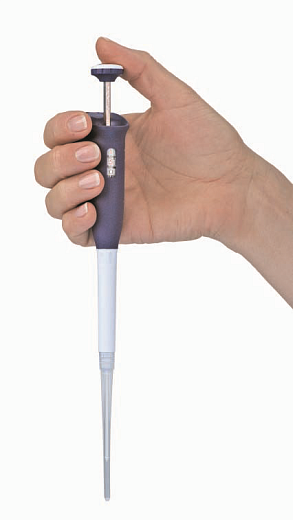 Пипетка автоматическая 0,5-10 мкл с позитивным вытеснением MR-10, в руке