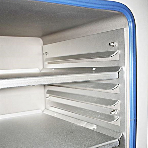 Камера из нержавеющей стали (вид внутри) и полка